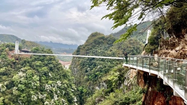 HOT: Vietnam is about to have the world's longest walking glass bridge, starting to welcome guests on this occasion of April 30 - Photo 2.