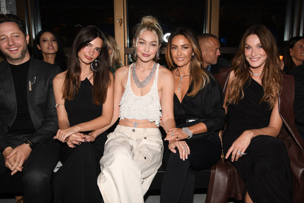 Derek Blasberg, Emily Ratajkowski, Gigi Hadid, Valérie Messika et Carla Bruni - Front Row - Défilé Messika haute joaillerie 2022 collection « Beyond The Light » lors de la fashion week PAP femme printemps / été 2023 le 29 septembre 2022 © Agence Bestimage Frontrow - Messika fashion show in Paris on September 29th 2022 Derek Blasberg, Emily Ratajkowski, Gigi Hadid, Valérie Messika et Carla Bruni - Front Row - Défilé Messika haute joaillerie 2022 collection « Beyond The Light » lors de la fashion week PAP femme printemps / été 2023 le 29 septembre 2022 © Agence Bestimage Frontrow - Messika fashion show in Paris on September 29th 2022