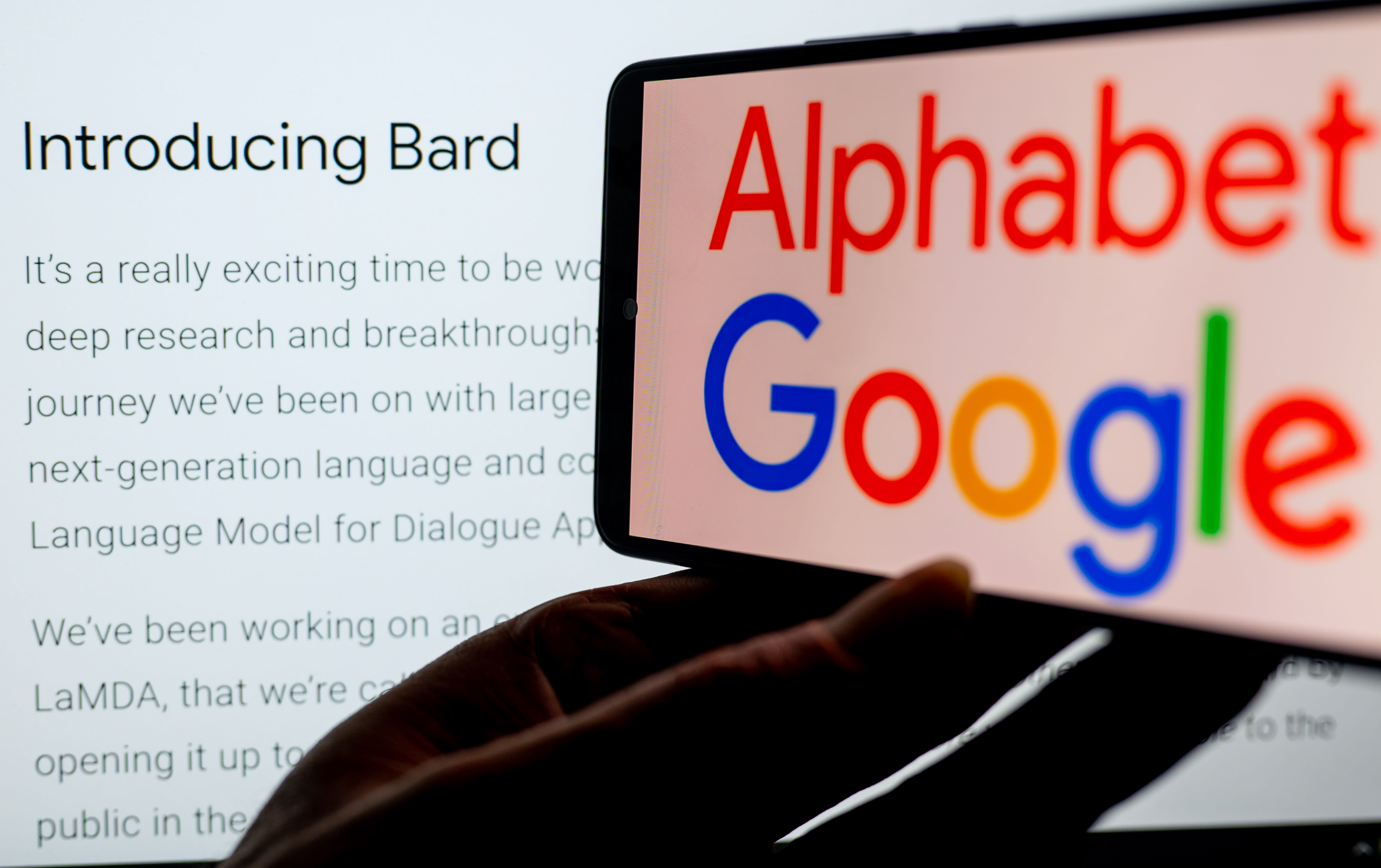 Fast Money traders make opposite moves as Alphabet sells off on AI competition