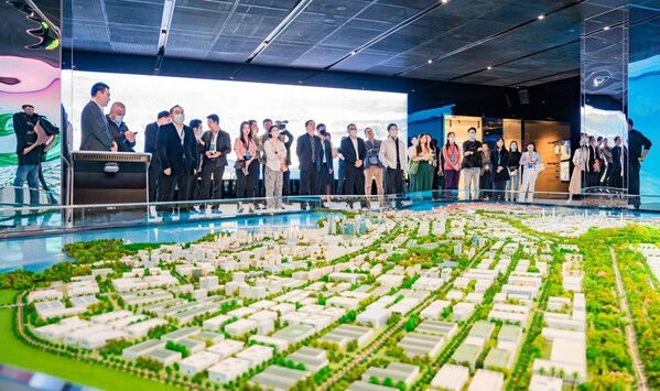 Representatives from multinational companies visit the exhibition hall in the Yangpu Economic Development Zone during the “Walking Davos” event on February 17. (Photo / Li Hao)