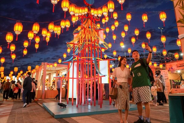 Residents and visitors experiencing a variety of Dongpo culture themed activities at the garden party in Haikou’s GDF Plaza on February 19. (Photo / Wu Wei)