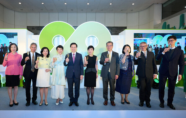 The Hon John KC Lee, the Chief Executive of the Hong Kong Special Administrative Region (fifth left); The Hon Paul Chan Mo-po, Financial Secretary of the Government of the Hong Kong Special Administrative Region (fourth right); Irene Lee, Chairman of Hang Seng Bank (fourth left); Diana Cesar, Executive Director and Chief Executive of Hang Seng Bank (fifth right); and other Board of Directors, including Wang Xiao Bin, Independent Non-executive Director of Hang Seng Bank (far left); Kenneth Ng, Independent Non-executive Director (second left); Cordelia Chung, Independent Non-executive Director (third left); Saw Say Pin, Executive Director and Chief Financial Officer (third right); Clement Kwok, Independent Non-executive Director (second right); and David Liao, Non-executive Director (far right), raise a toast to celebrate Hang Seng Bank ’s 90th Anniversary.