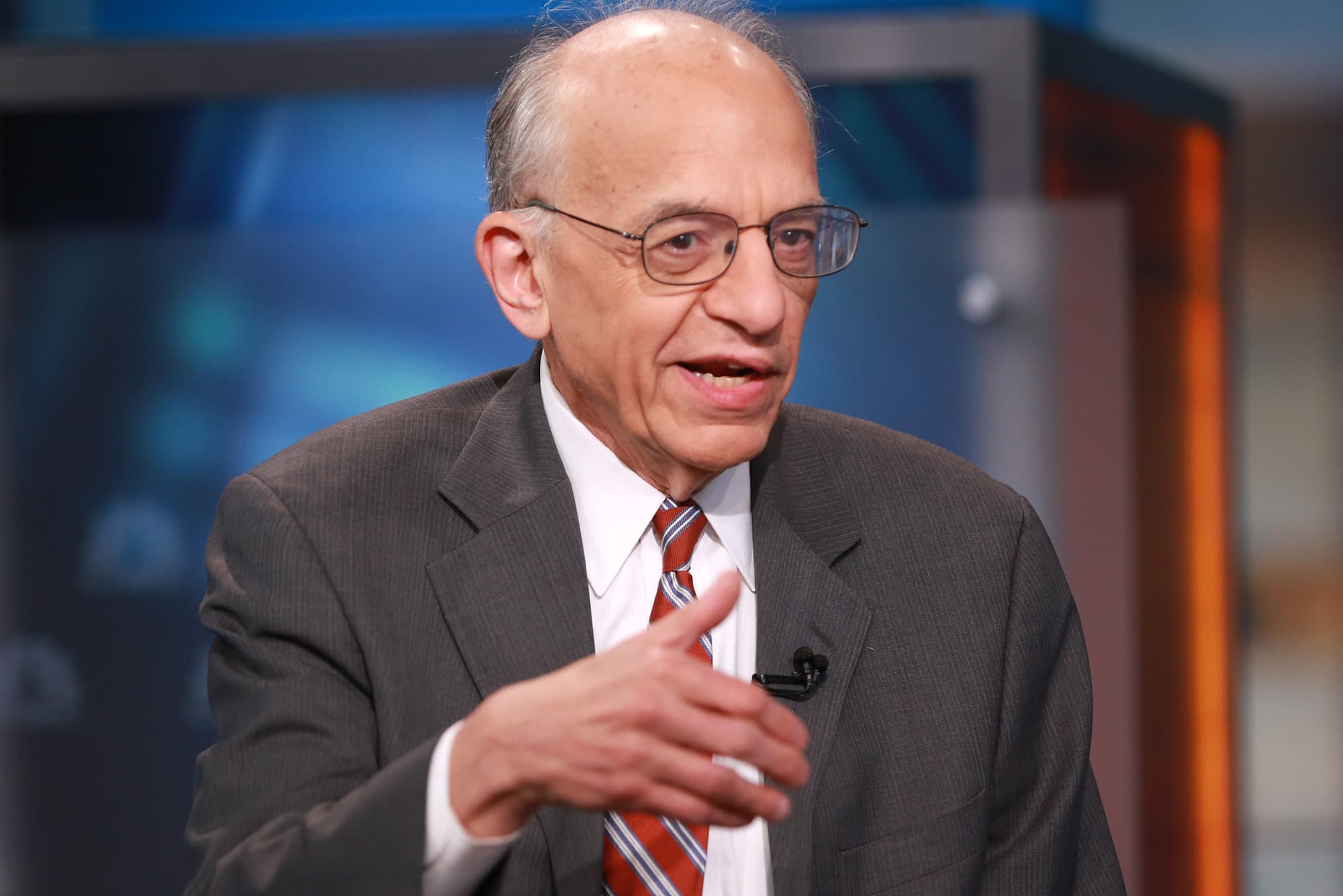 If the Fed doesn't cut rates, it will be'tougher sledding' for the market this year, says Jeremy Siegel