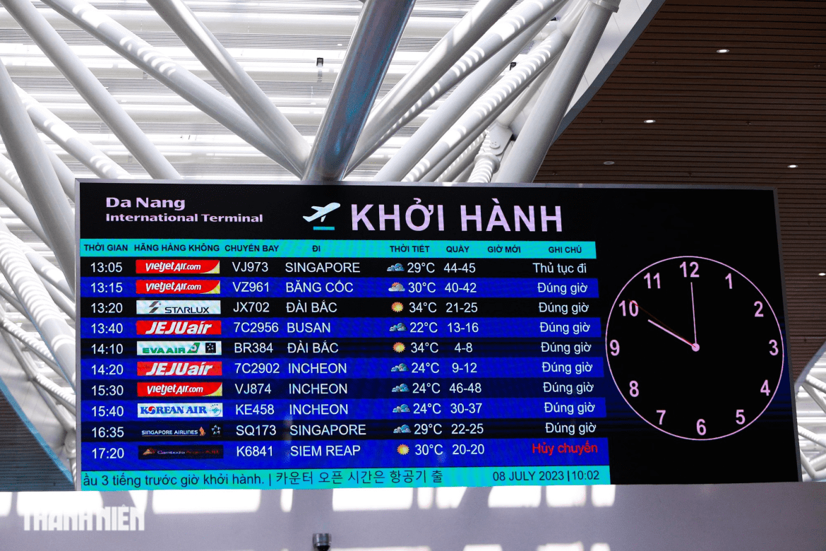 The electronic board of flights at Da Nang airport has been changed to black and pink.