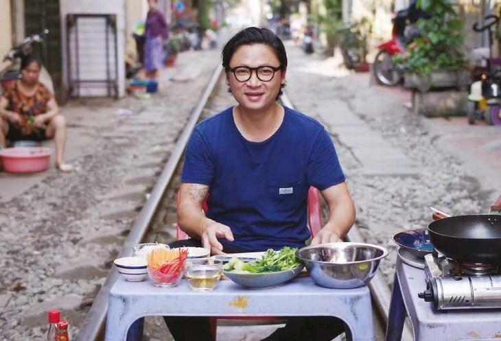 Luke Nguyen cooks popular dishes in each region on the spot - Photo: SBS