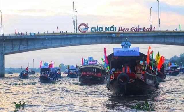 Tourism festival "Cai Rang Floating Market Culture" is an annual activity of Cai Rang district, Can Tho city.