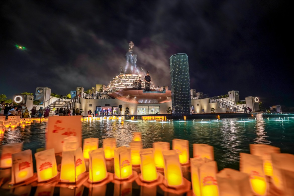 Ba Den Mountain at night releasing lanterns during the Mid-Autumn Festival. (Photo: Nguyen Minh Tu)