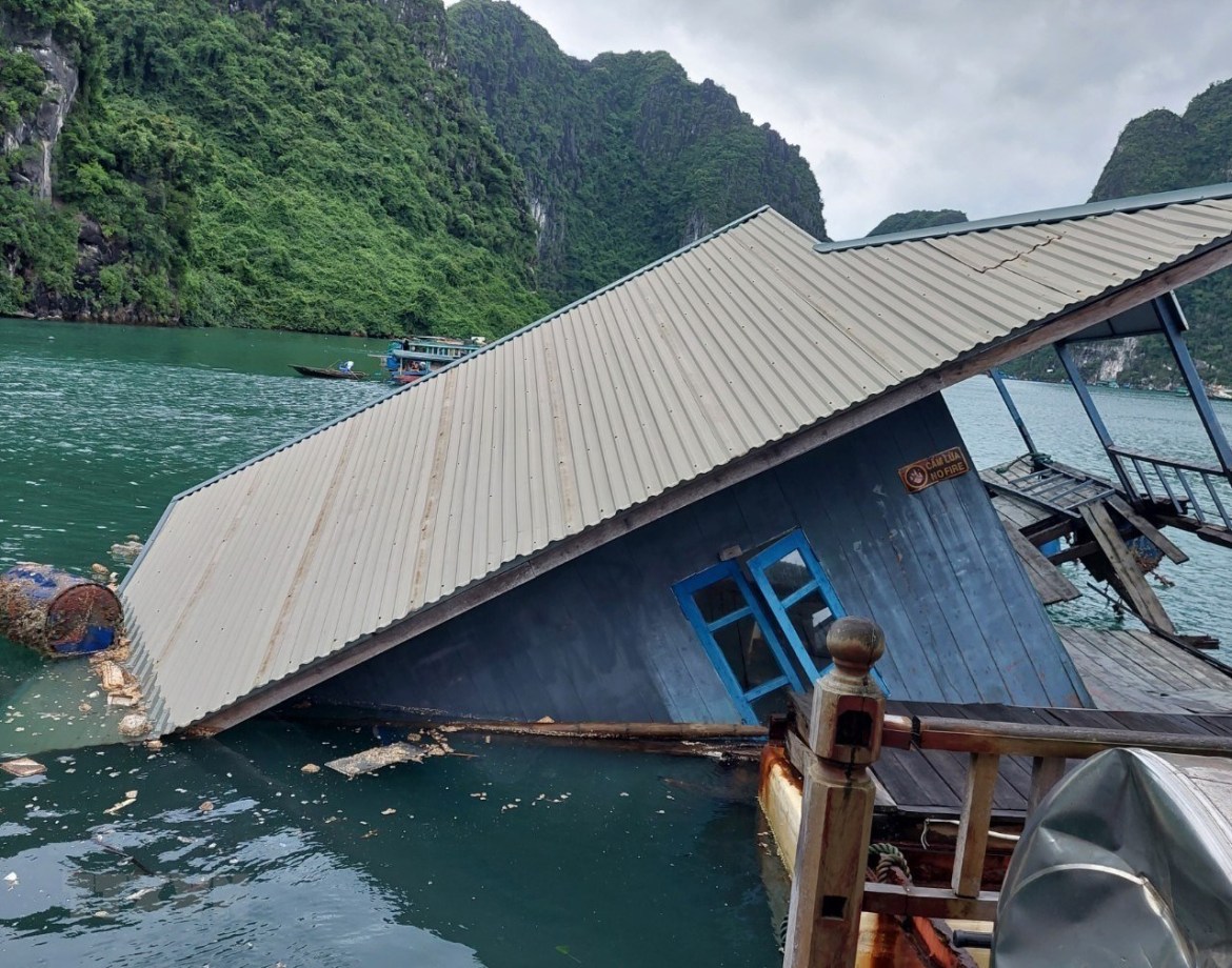 The fishing village classroom reserve on Ha Long Bay sank due to deterioration. (Photo: VNA)