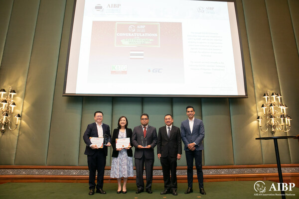 From left to right: Jarung Kiatsupapong, Vice Chairman, KASIKORN Business-Technology Group (KBTG), Chatsuda Kanjanarat, Senior Vice President, Transformation Excellence, PTT Global Chemical Public Company Limited, Sombat Silsangwon, Senior Vice President, Aromatics , PTT Global Chemical Public Company Limited, Professor Wisit Wisitsora-at, Permanent Secretary Ministry of Digital Economy and Society (MDES) and Irza Suprapto (CEO, AIBP)