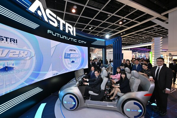 Professor Sun Dong, Secretary for Innovation, Technology and Industry, Ir Tony Wong, Government Chief Information Officer, Ms Lillian Cheong, Under Secretary for Innovation, Technology and Industry and Ms Margaret Fong, Executive Director, of the Hong Kong Trade Development Council visit ASTRI’s booth at InnoEX, experiencing the enhanced road safety and convenience brought by Cellular Vehicle-to-Everything (C-V2X) technology in a virtual autonomous driving game