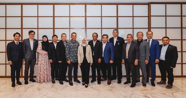 Photo: Guest of Honour – Ms Rahayu Mahzam - Minister of State, Ministry of Digital Development and Information and Representatives of AJCCA member associations