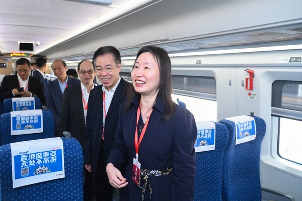 GDETO holds a launch ceremony for the "Hong Kong Mega Events High Speed Rails" at the Guangzhoudong Railway Station today (Feb 28). Photo shows the officiating guests touring on the high speed rail.