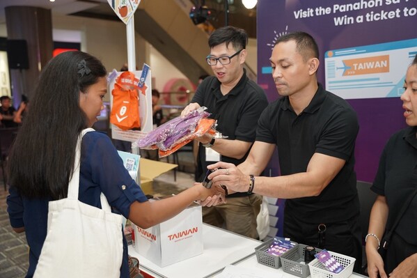 Visitors claim souvenirs Visitors claim souvenirs