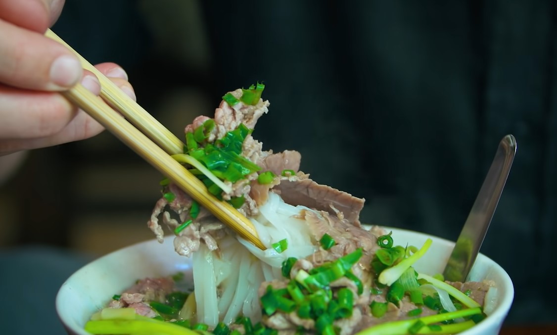 Sonny miêu tả hương vị phở Bắc đậm đà và mang hương vị thuần túy của thịt bò. Ảnh: Cắt từ video nhân vật